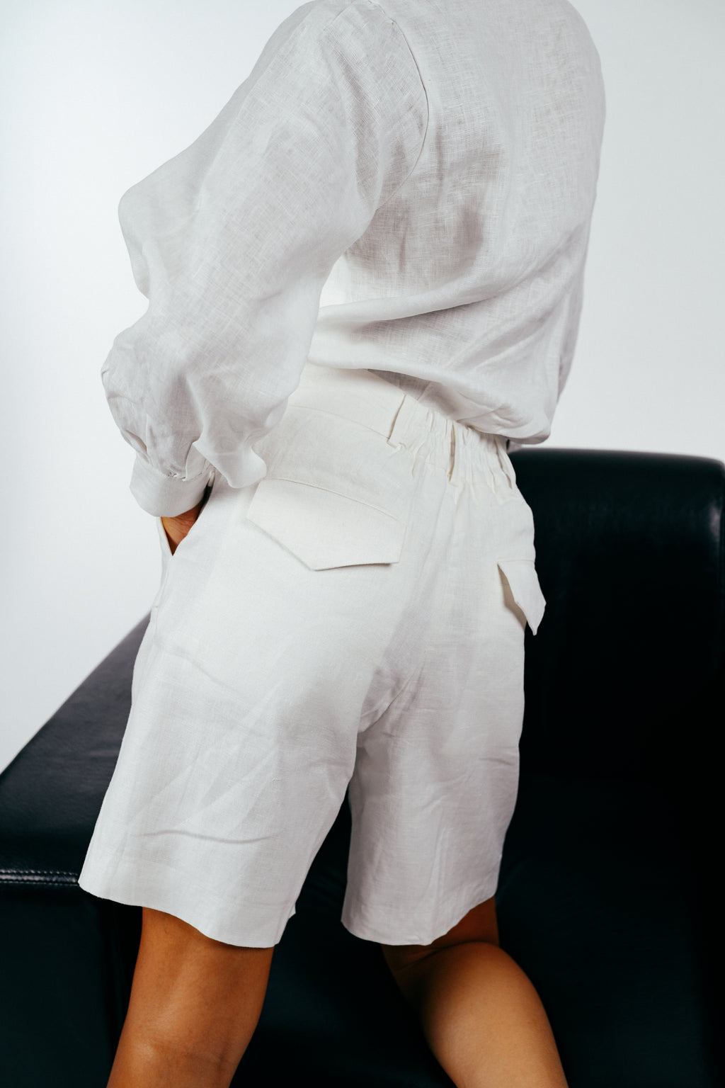 Blanc pleated linen shorts
