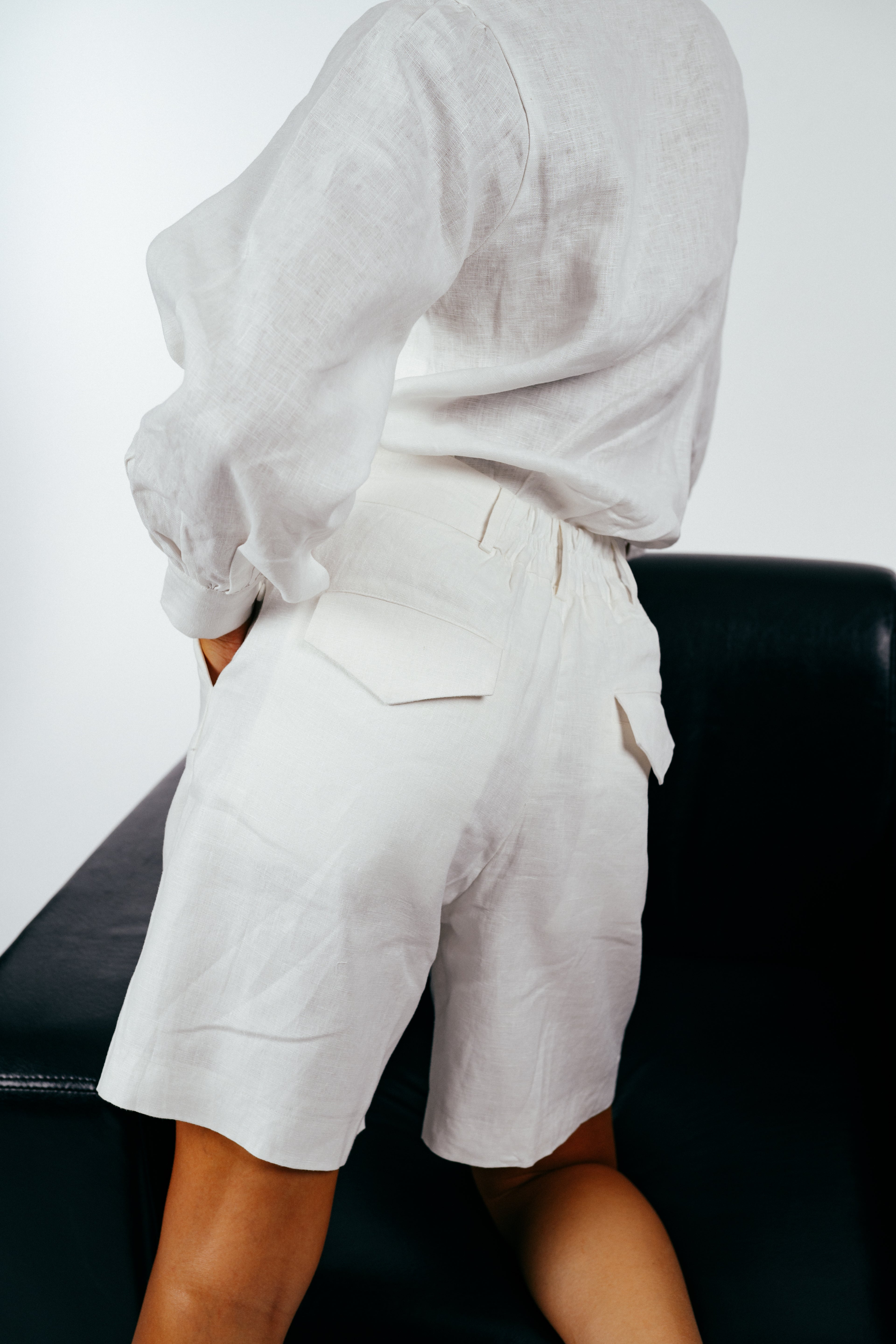 Blanc pleated linen shorts